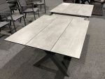 Villa HPL uttrekkbart spisebord betongfarge 240/315x100 cm i antrasitt aluminium